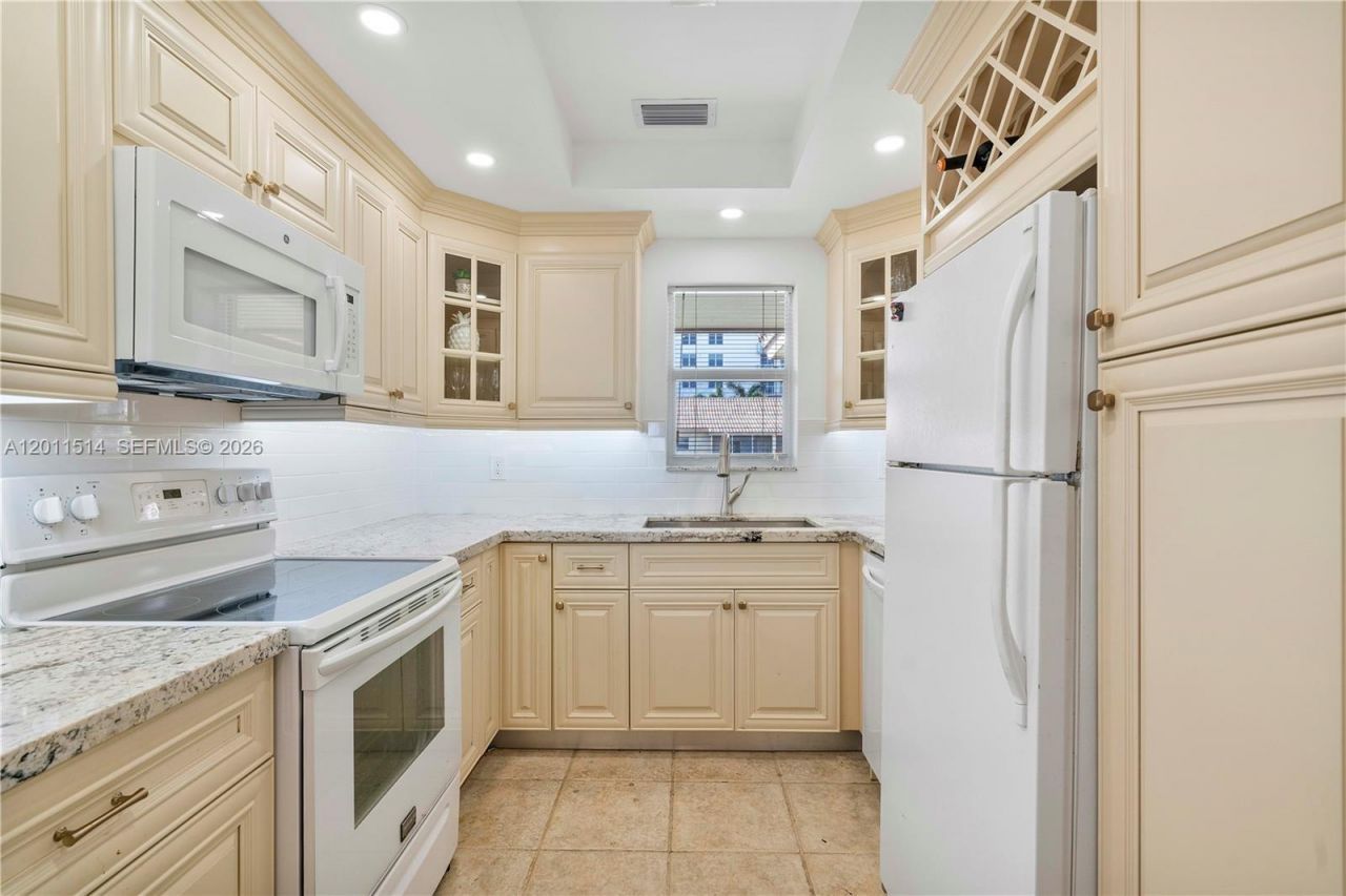 2600 Diana Dr, Unit 311, Hallandale Beach, FL 33009 Photo