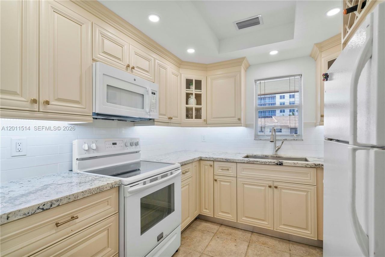2600 Diana Dr, Unit 311, Hallandale Beach, FL 33009 Photo