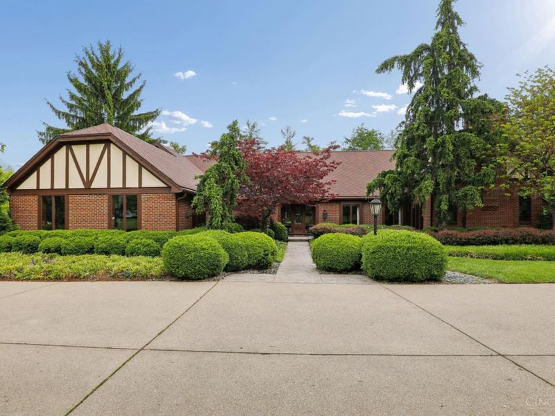 9 Little Creek Lane, Glendale, OH 45246 Photo 2