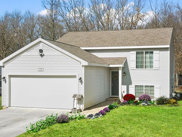 1015 Point Way, Lawton, MI 49065