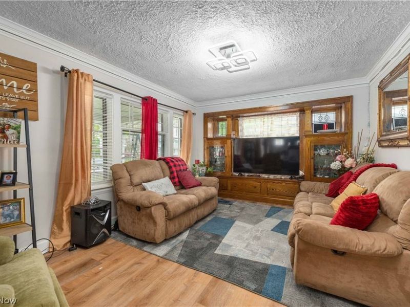 10801 Parkhurst Drive, Cleveland, OH 44111 Photo 11