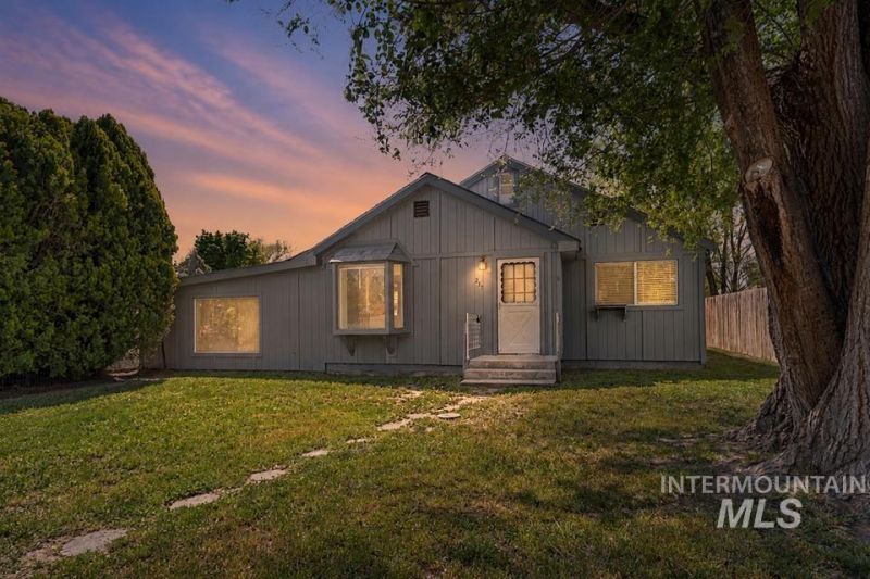 215 W Arizona Ave, Homedale, ID 83628 Main Photo