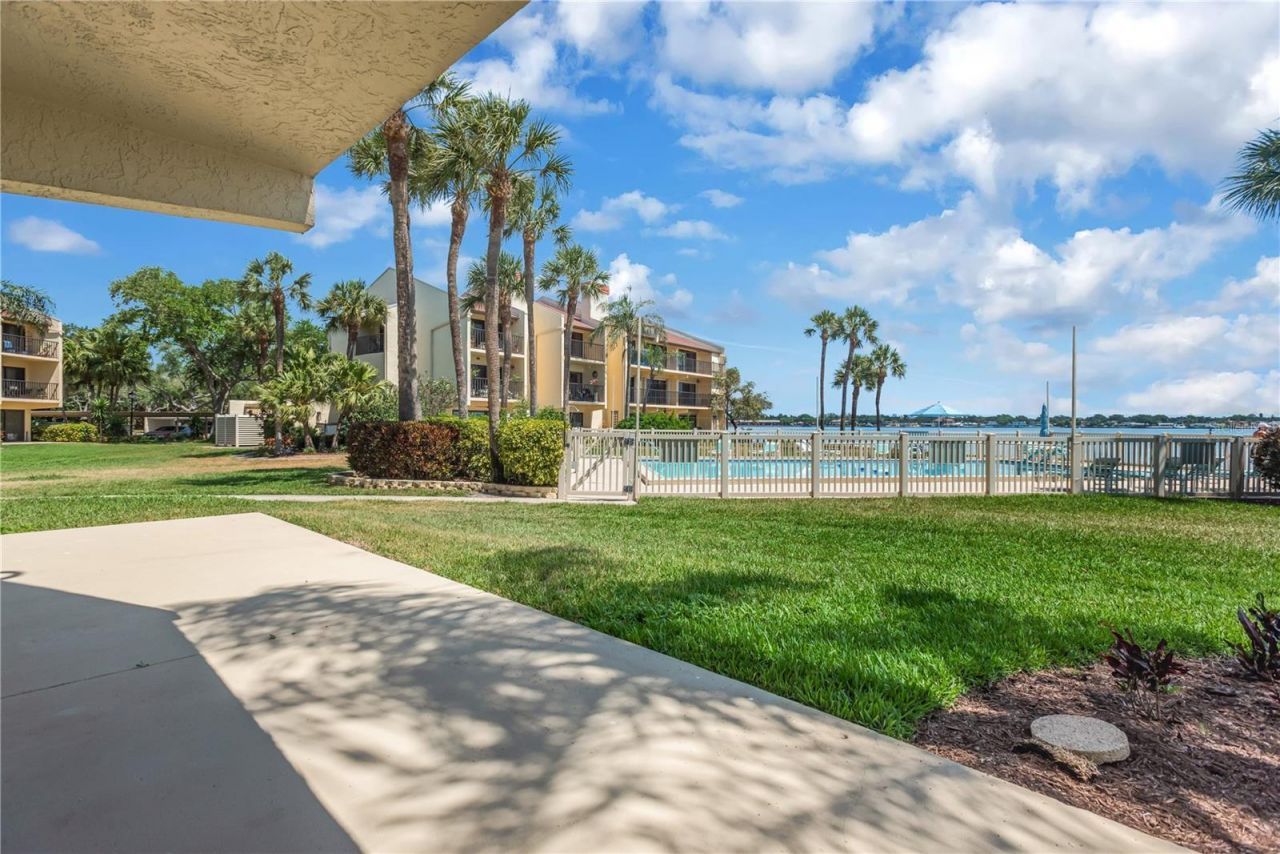 7520 Sunshine Skyway Lane S, Unit P5, Saint Petersburg, FL 33711 Photo