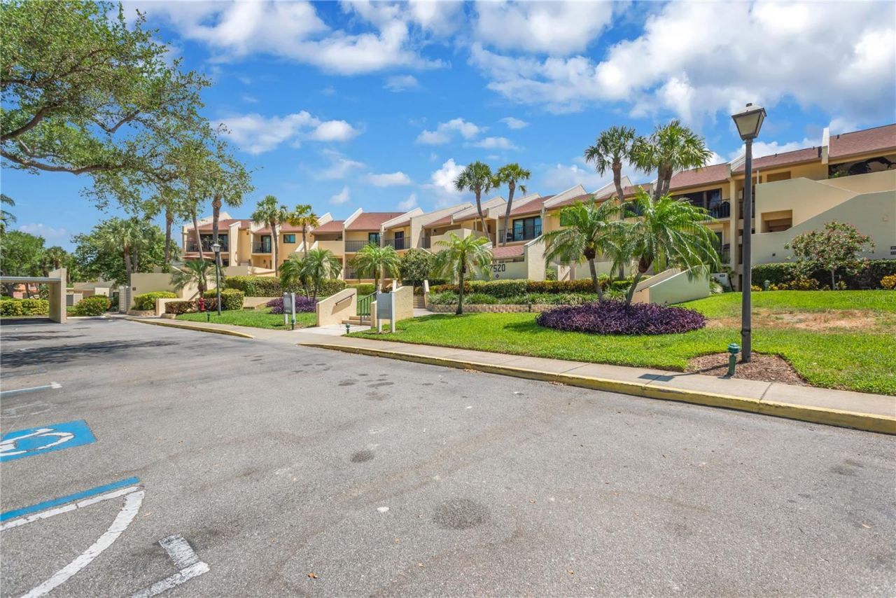 7520 Sunshine Skyway Lane S, Unit P5, Saint Petersburg, FL 33711 Photo