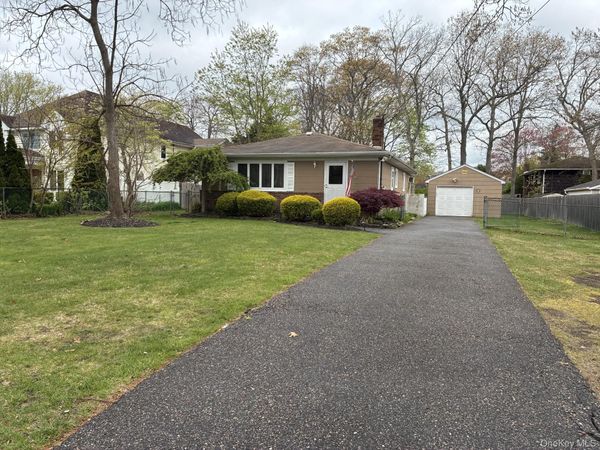 32 Lincoln Drive , Oakdale, NY 11769