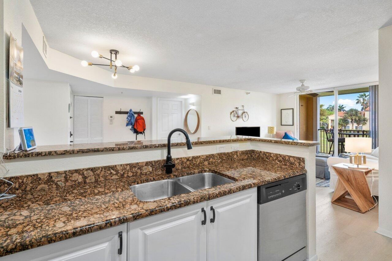 157 Yacht Club Way, Unit 206, Hypoluxo, FL 33462 Photo