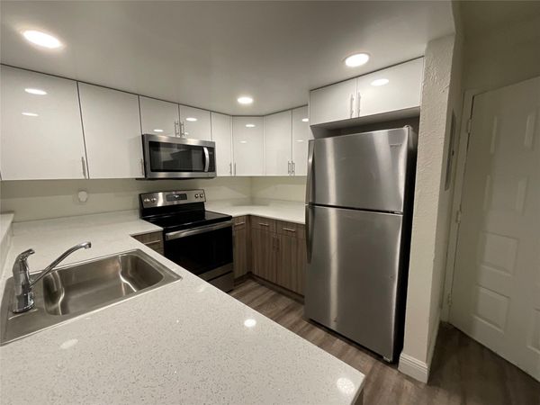 19455 NE 10 Avenue, Unit 05-420, North Miami Beach, FL 33179