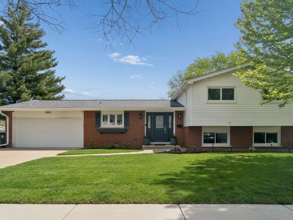 2305 N Williamsburg Street , Arlington Heights, IL 60004