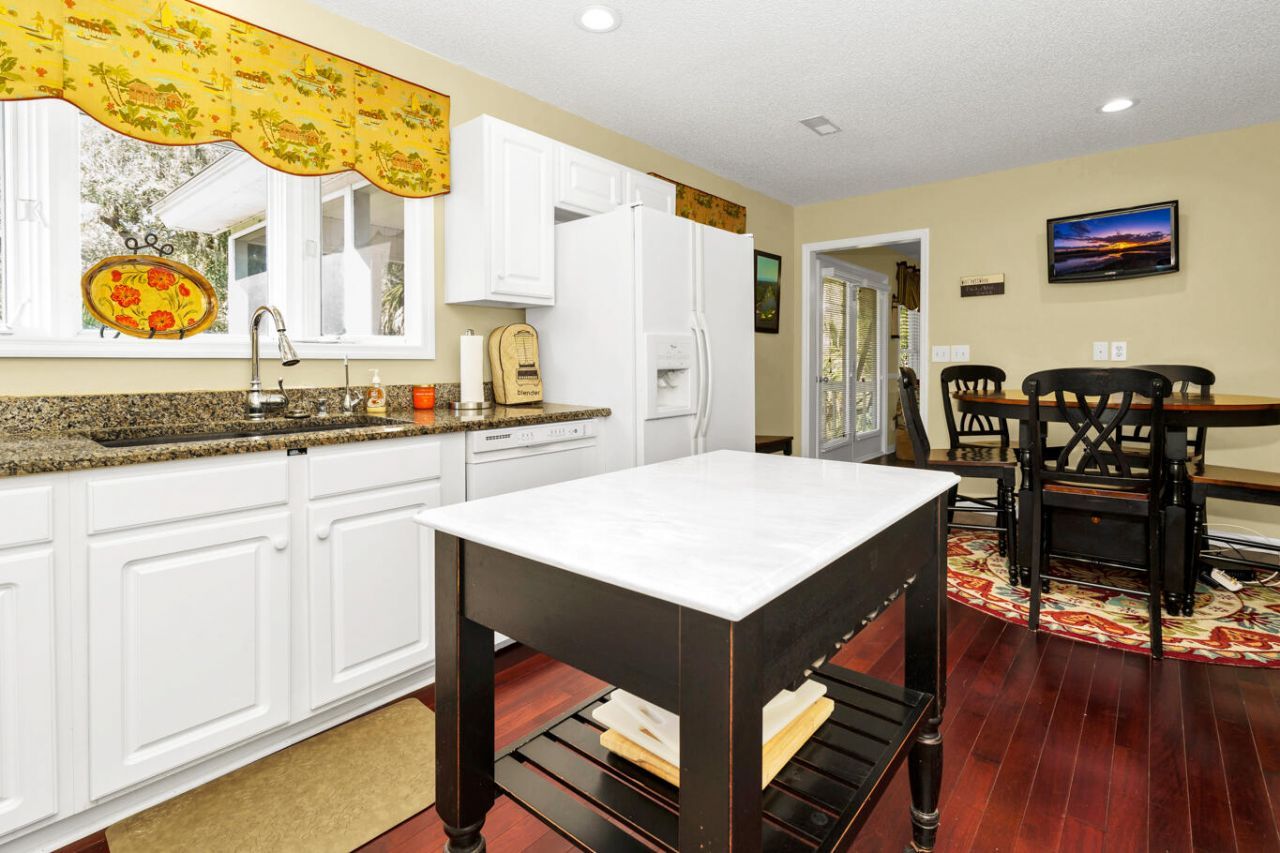 864 Club Cottage Road Photo 26