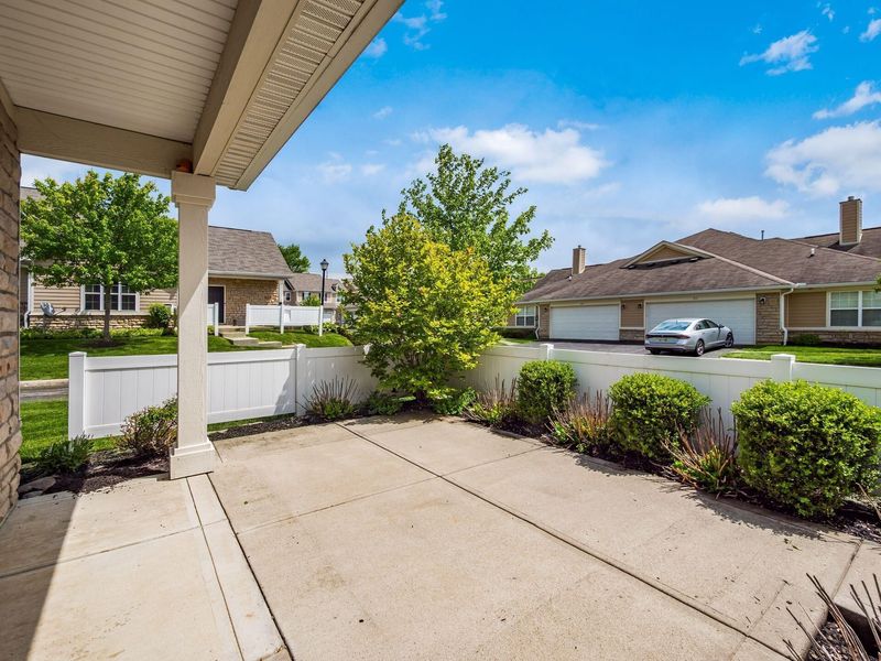 364 Cover Place, Columbus, OH 43235 Photo 2