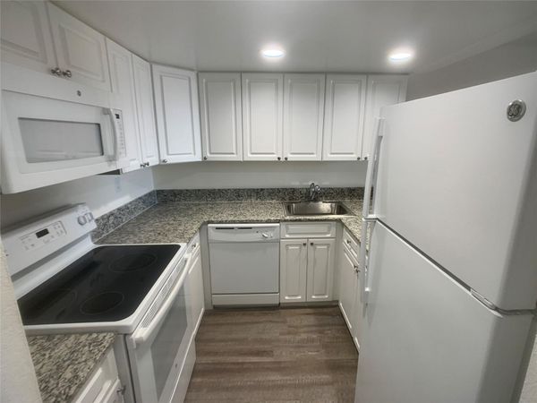 19455 NE 10 Avenue, Unit 3-106, North Miami Beach, FL 33179