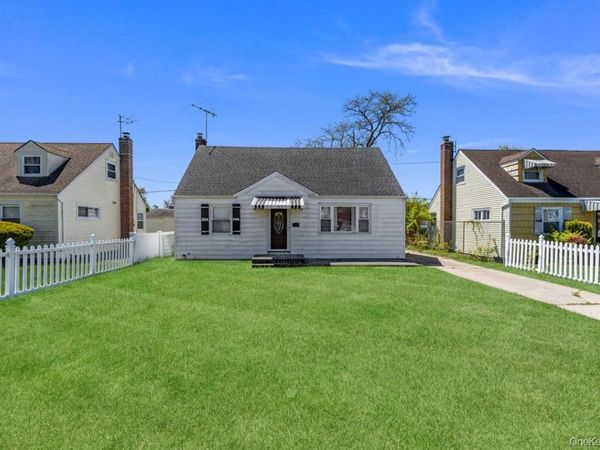 712 Park Avenue , Uniondale, NY 11553