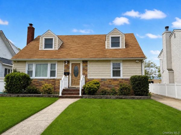 14 Evans, Albertson, NY 11507