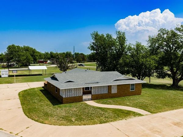 1001 E Nevada, Seymour, TX 76380