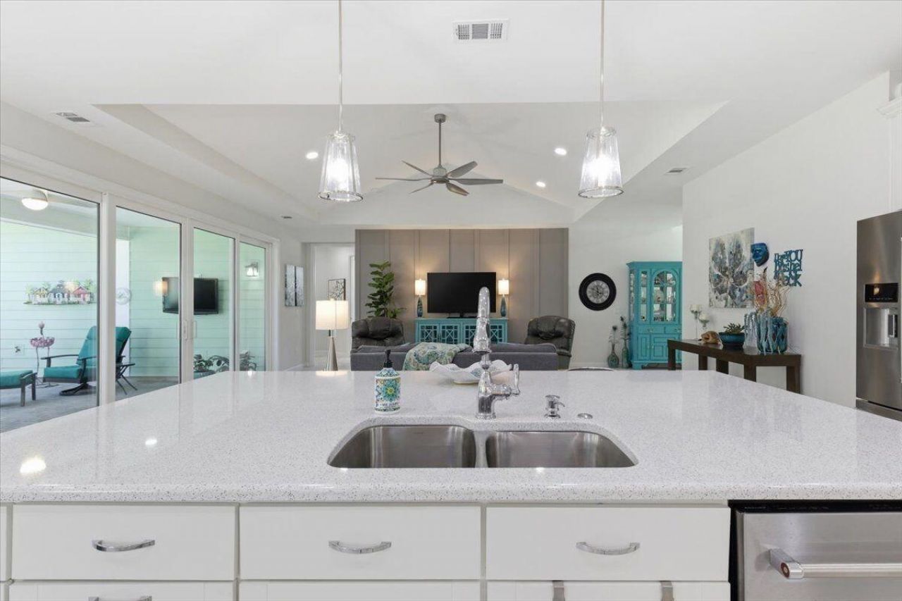 1123 Caribbean Soul Avenue Photo 8