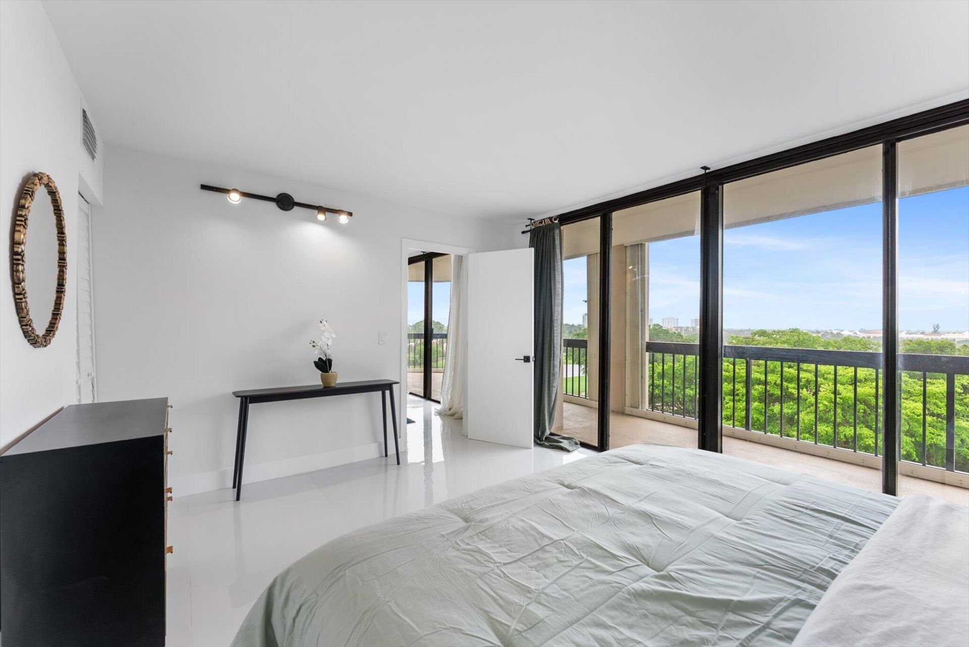 2425 Presidential Way, Unit 704, West Palm Beach, FL 33401 Photo