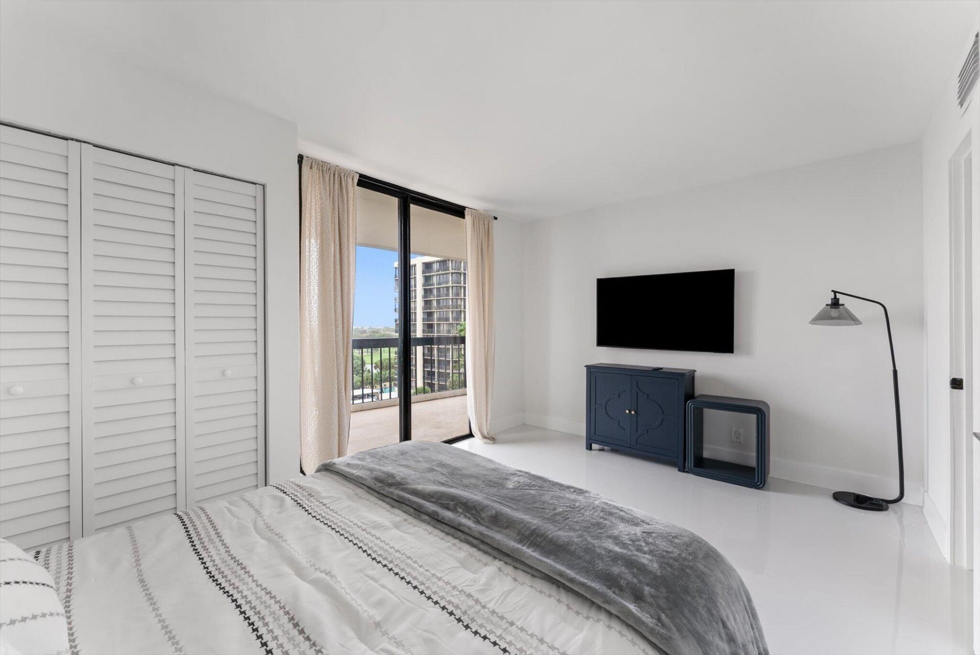 2425 Presidential Way, Unit 704, West Palm Beach, FL 33401 Photo