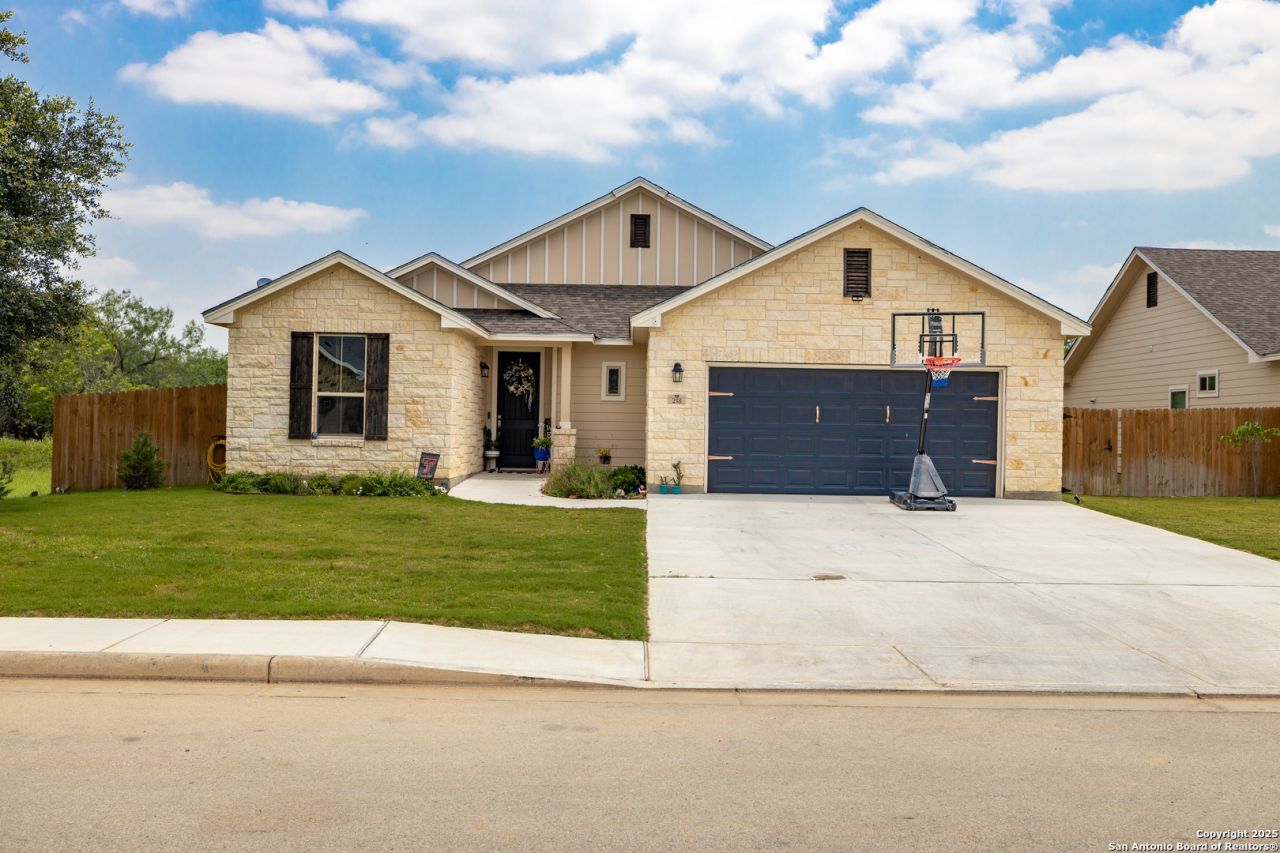218 Iron Gate, Pleasanton, TX 78064 Main Photo