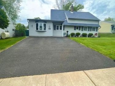 17 HEATHER LANE, LEVITTOWN, PA 19055