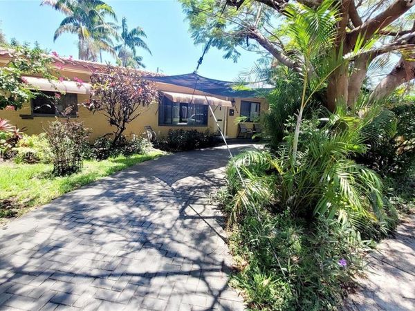 1124 NE 7th St, Hallandale Beach, FL 33009
