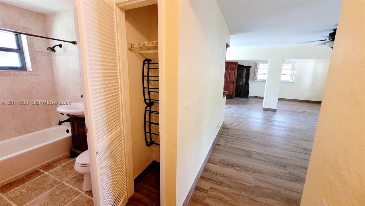 1124 NE 7th St, Hallandale Beach, FL 33009 Photo