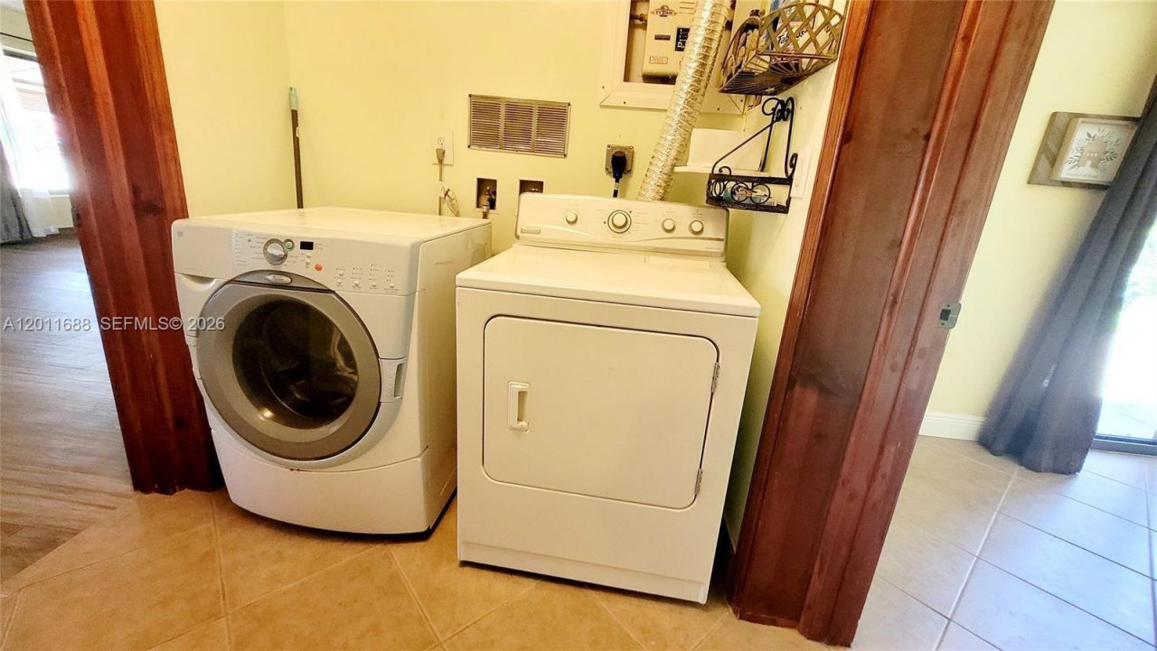 1124 NE 7th St, Hallandale Beach, FL 33009 Photo