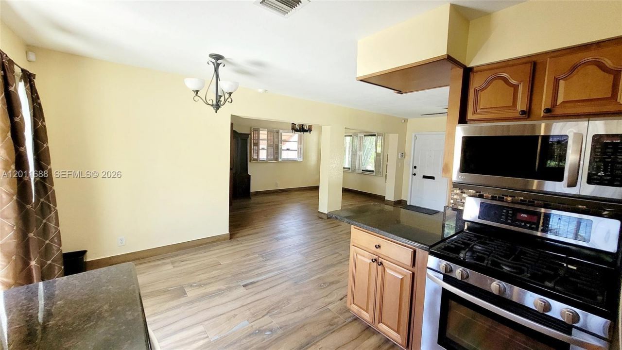 1124 NE 7th St, Hallandale Beach, FL 33009 Photo