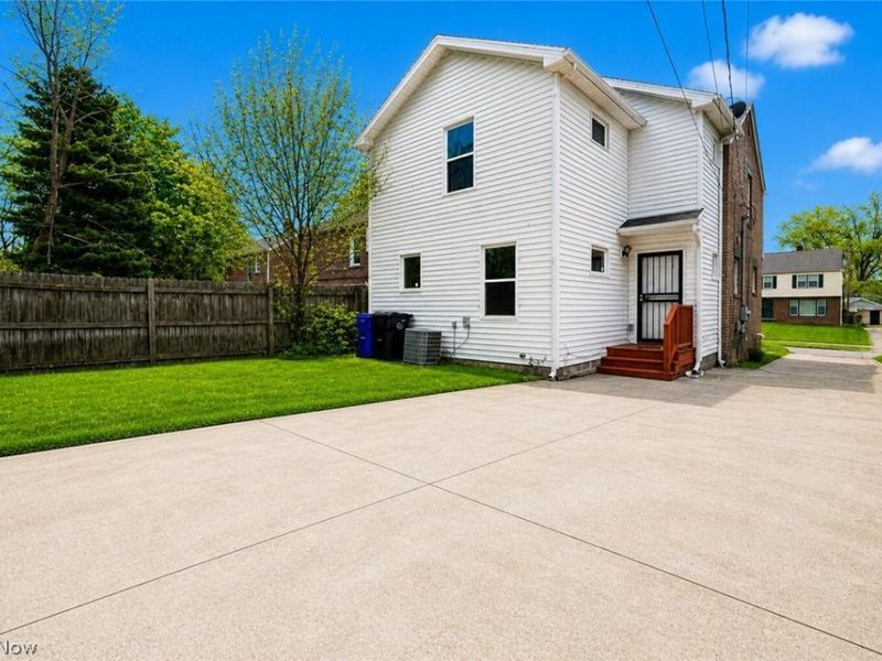 17511 Throckley Avenue, Cleveland, OH 44128 Photo 30