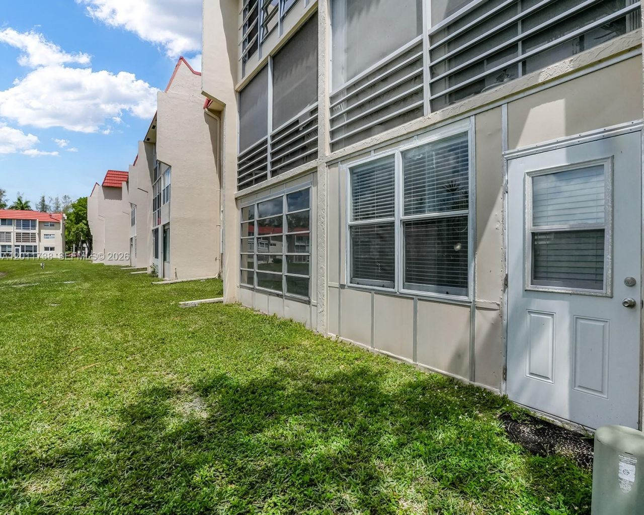 2900 W Sunrise Lakes Dr, Unit 101, Sunrise, FL 33322 Photo