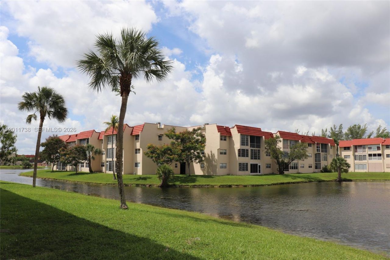2900 W Sunrise Lakes Dr, Unit 101, Sunrise, FL 33322 Photo