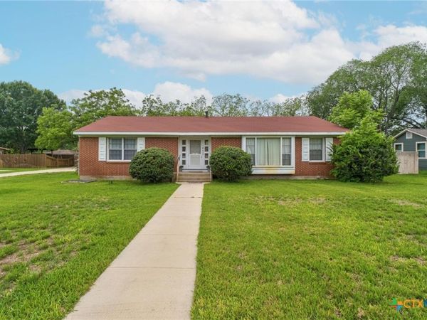 908 S Laurel Avenue, Luling, TX 78648