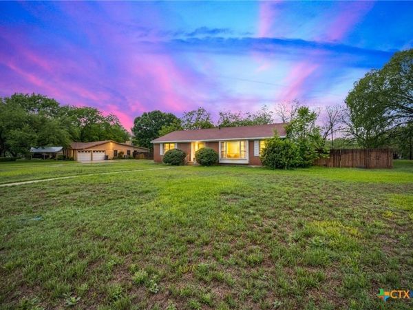908 S Laurel Avenue , Luling, TX 78648