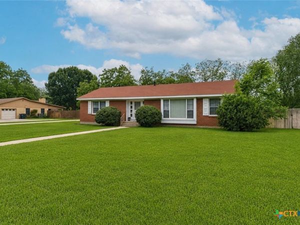 908 S Laurel Avenue, Luling, TX 78648