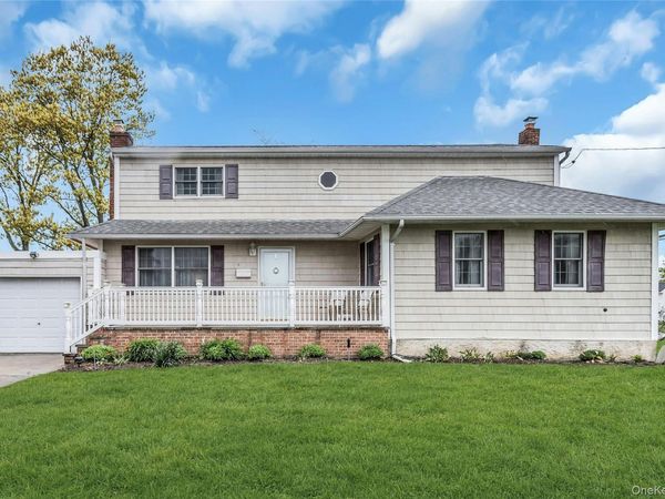 604 Center Briarwood Avenue, West Islip, NY 11795