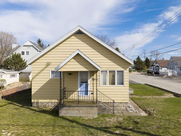 15 N Lakeshore Drive, Manistee, MI 49660