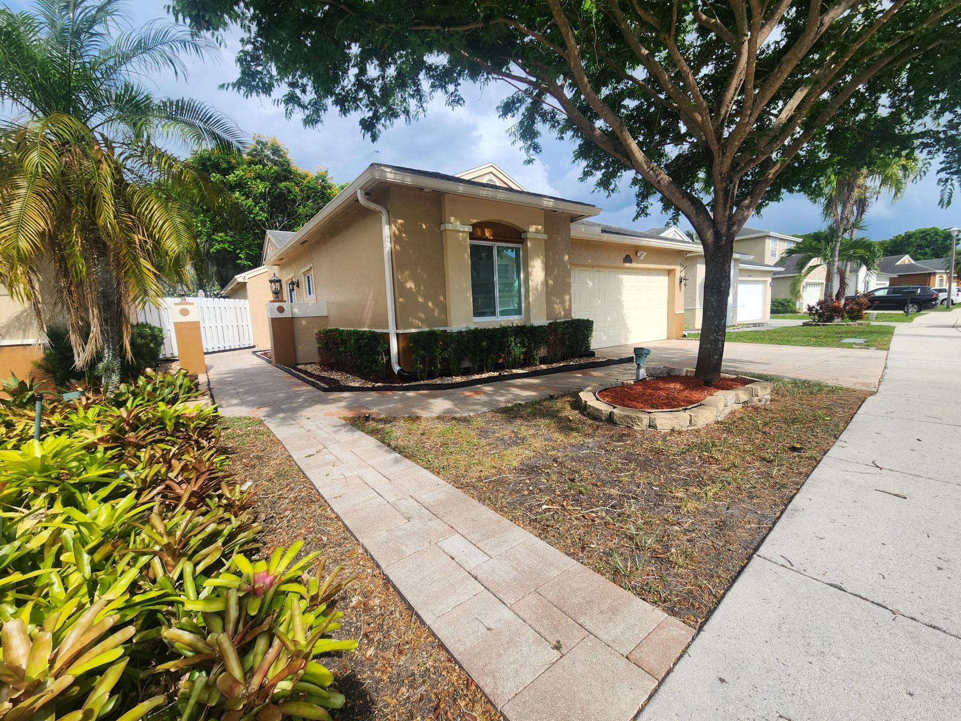 250 E Riverbend Drive, Sunrise, FL 33326 Photo