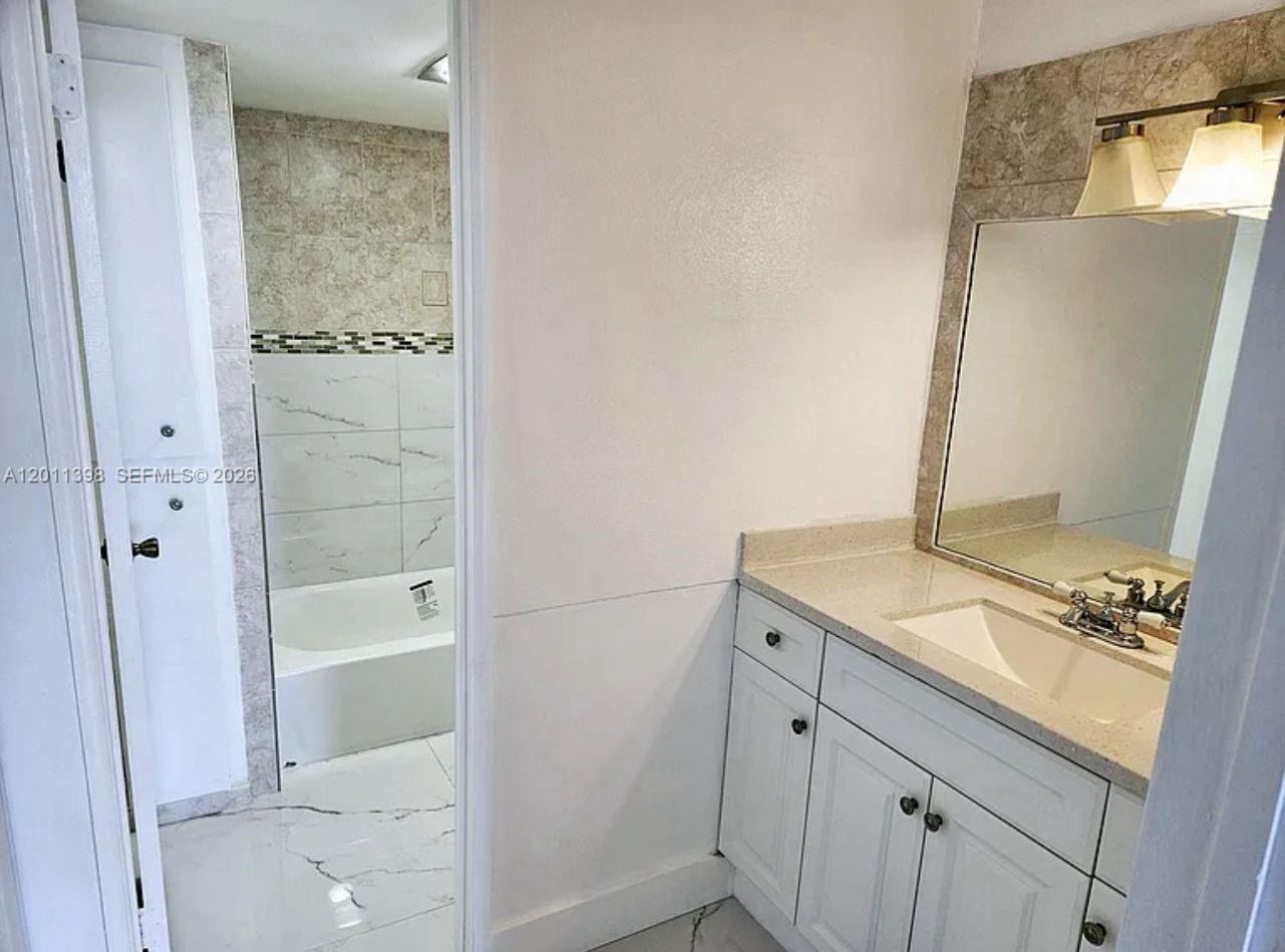 9682 Fontainebleau Blvd, Unit 207, Miami, FL 33172 Photo
