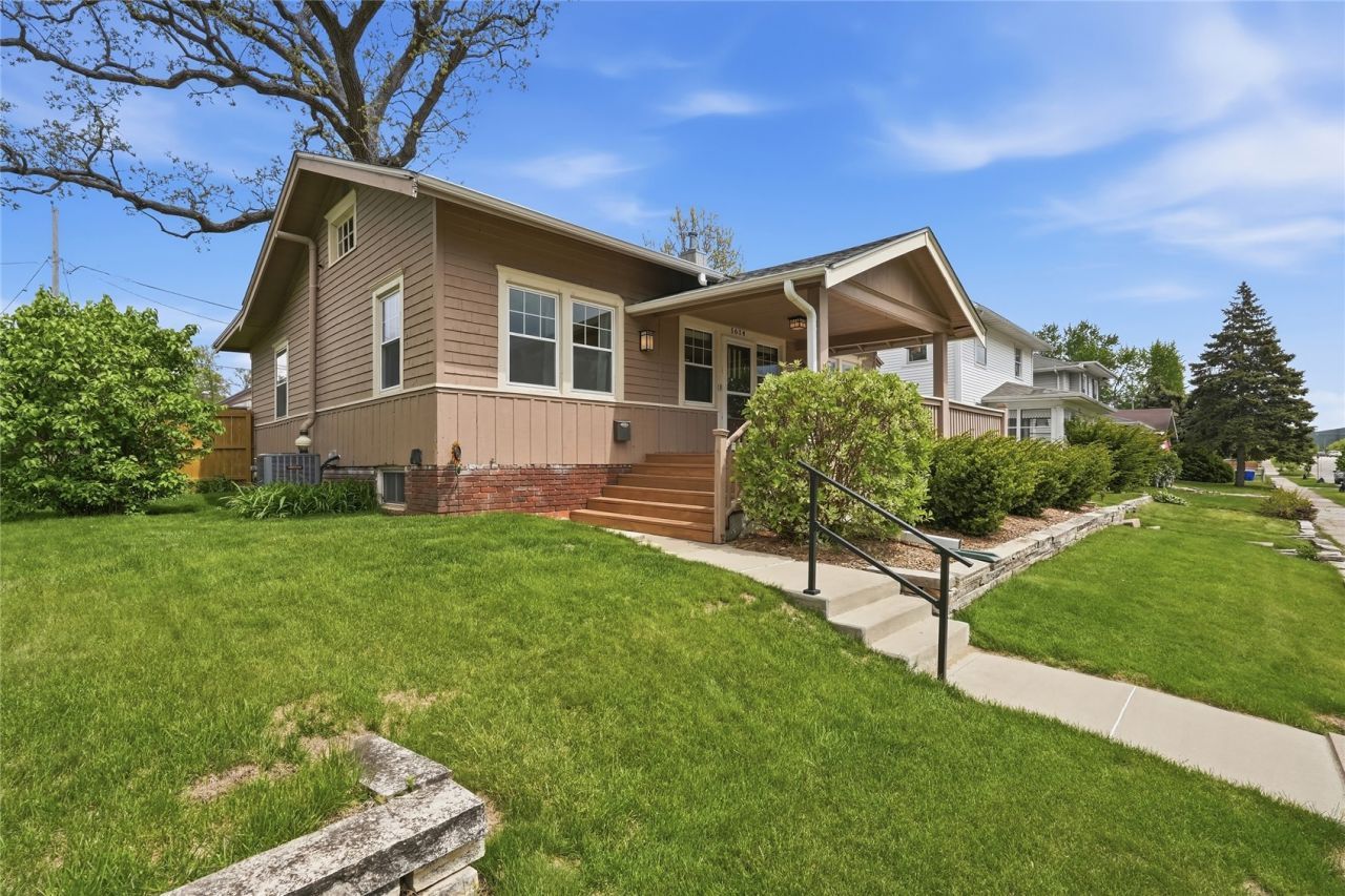 1614 J Avenue Ne, Cedar Rapids, IA 52402 Main Photo