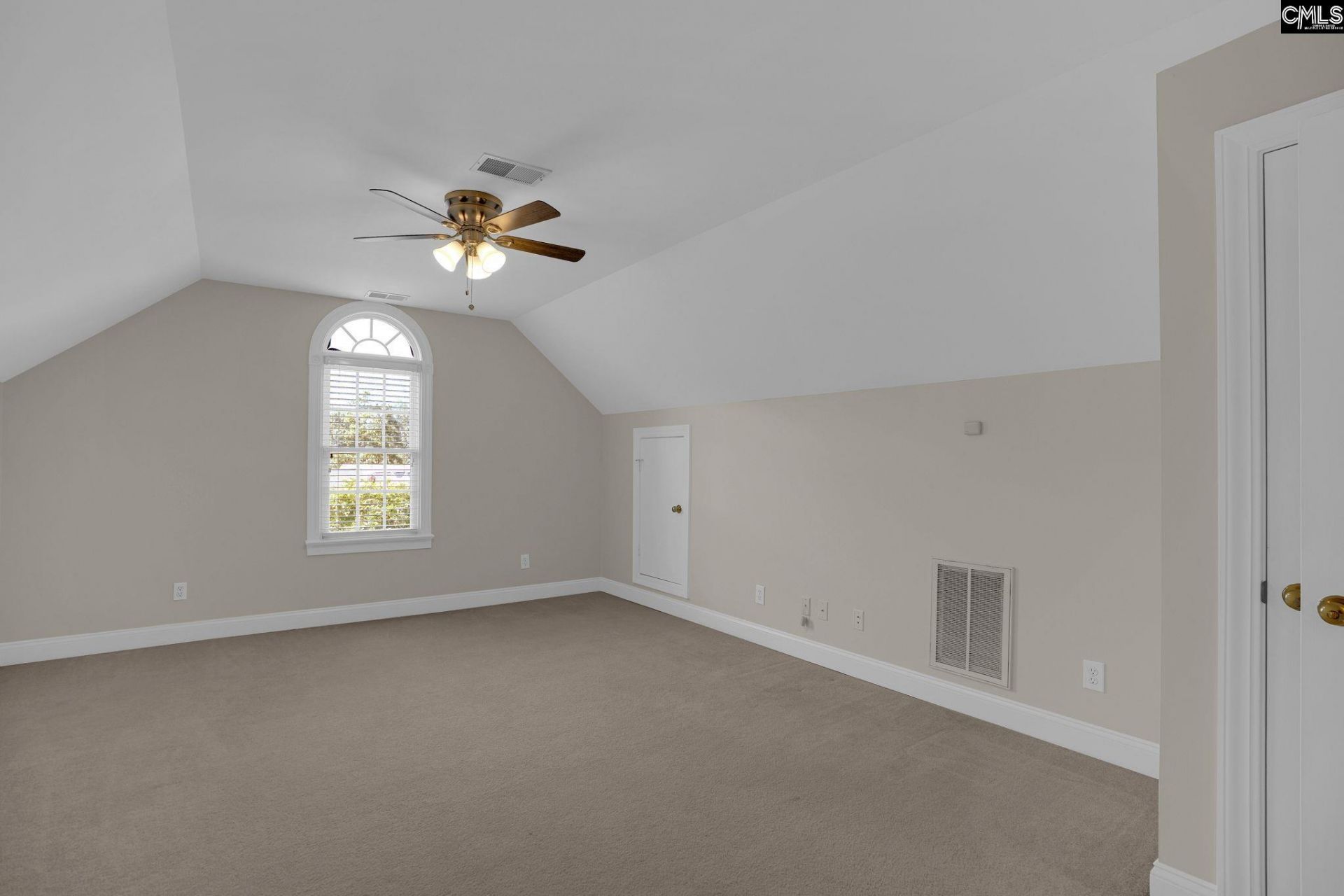 212 Bay's End Court Photo 32
