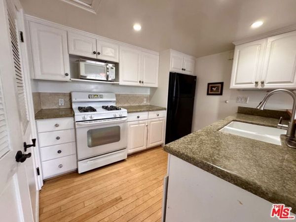 7025 Glade Avenue, Unit 5, Canoga Park, CA 91303