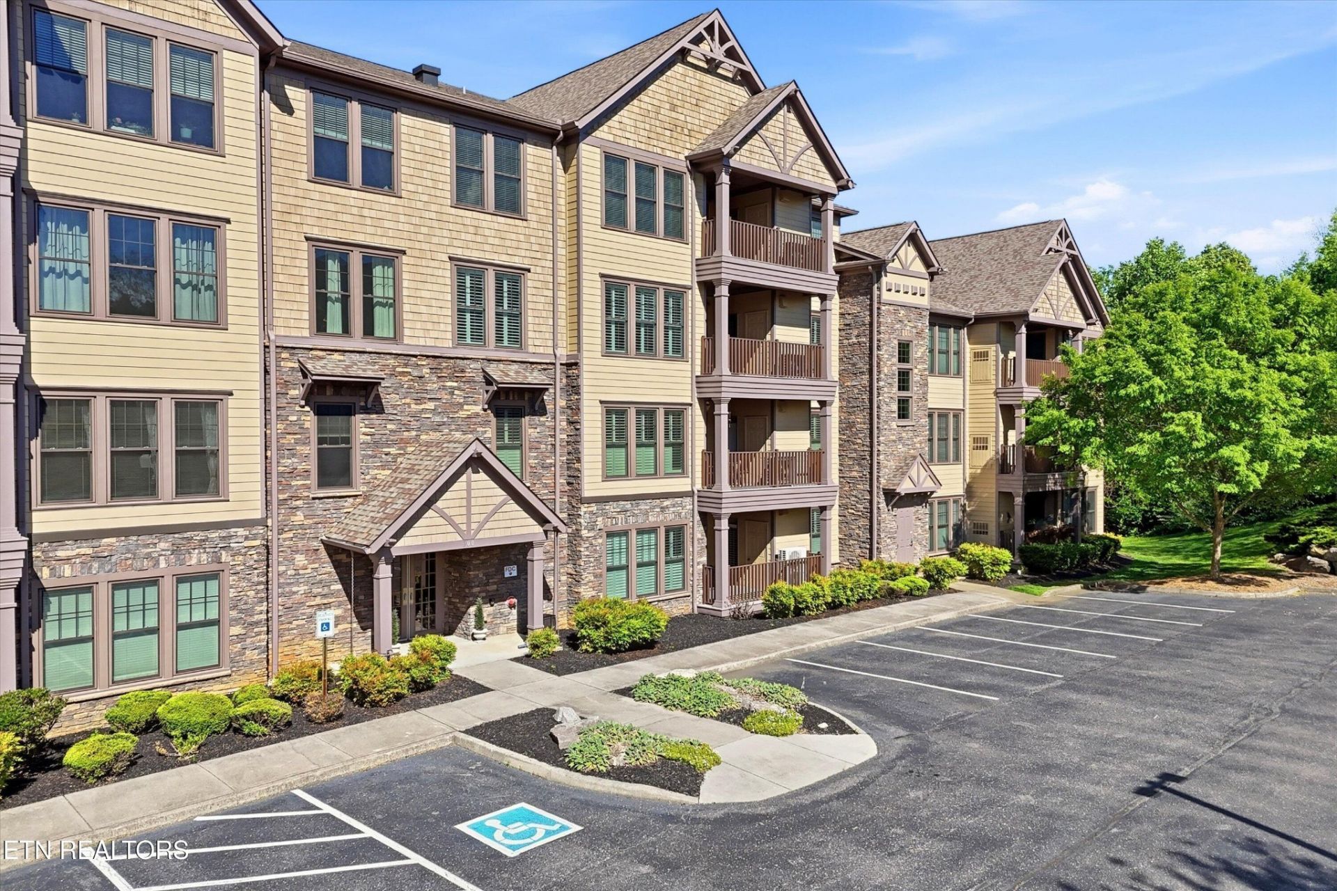 334 Centennial Bluff Blvd, Oak Ridge, TN 37830 Main Photo