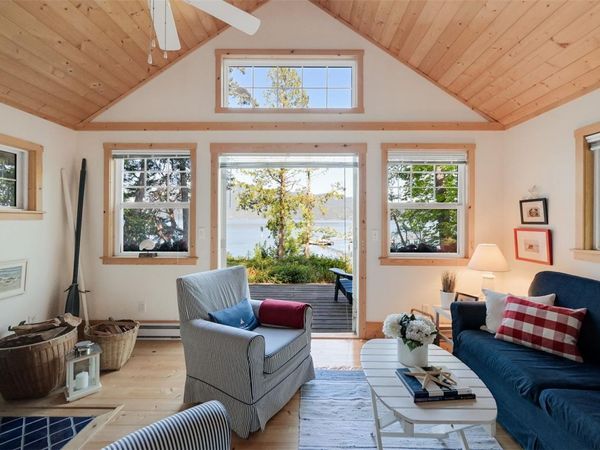 90 Mckenzie Cres, Piers Island, BC V8L 5Y7