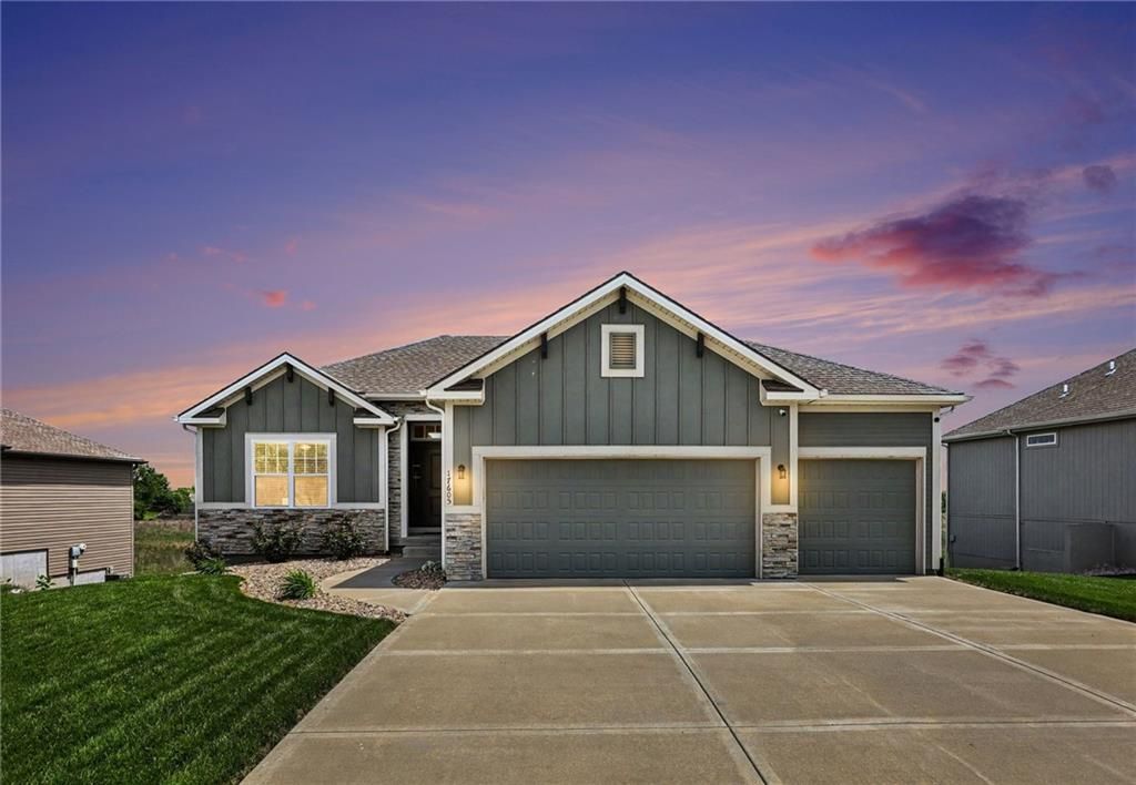 17605 Greyhawke Ridge Drive, Smithville, MO 64089 Main Photo
