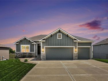 17605 Greyhawke Ridge Drive, Smithville, MO 64089