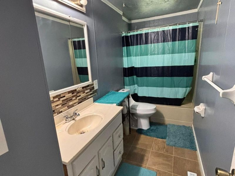 699 Holly Hill Drive , Columbus, OH 43228 Photo 13