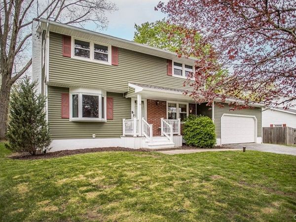 9 Nightingale, Liverpool, NY 13090
