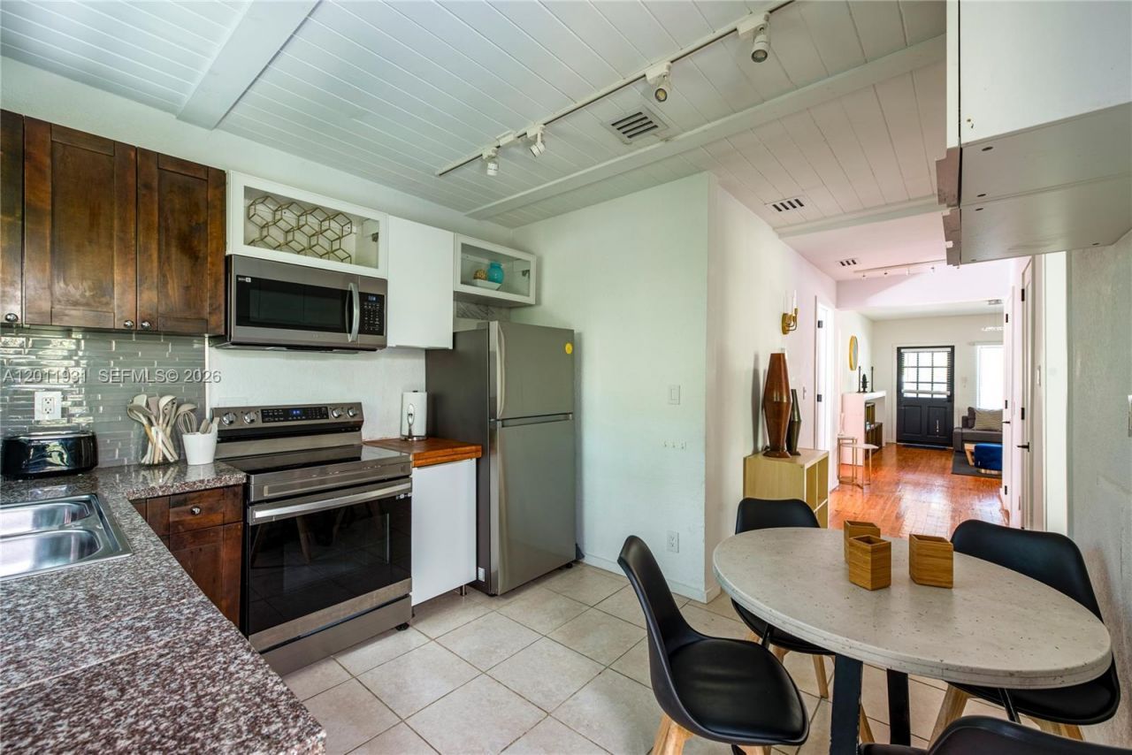 3655 Oak Ave , Unit 3655, Miami, FL 33133 Photo