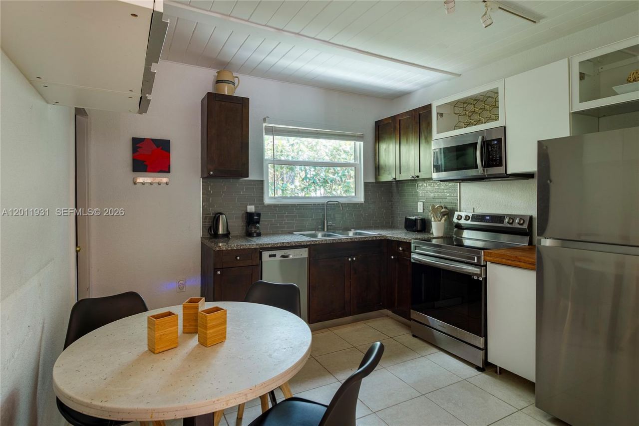3655 Oak Ave , Unit 3655, Miami, FL 33133 Photo