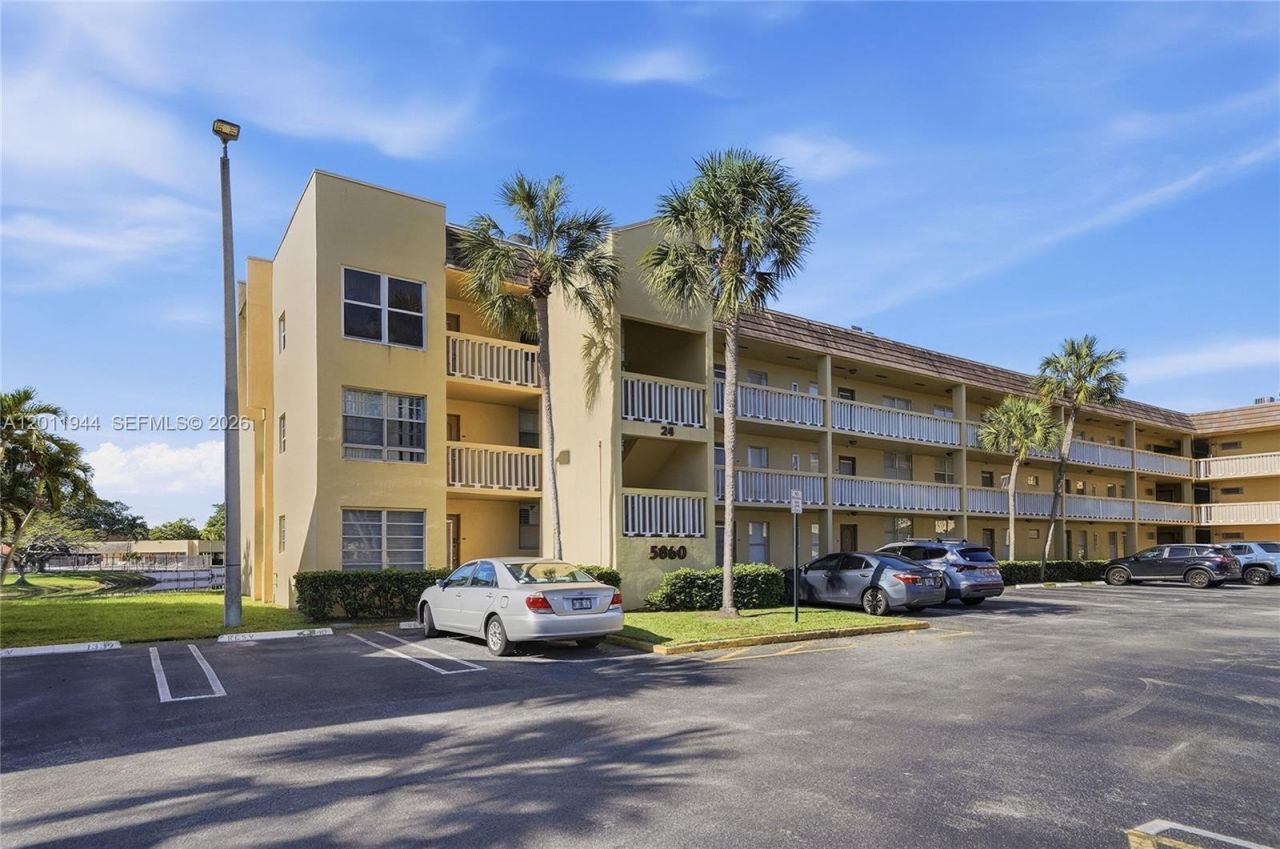 5860 NW 64th Ave, Unit 102, Tamarac, FL 33319 Photo