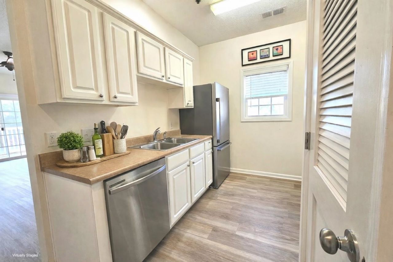 2070 Cross Gate Blvd. Photo 6